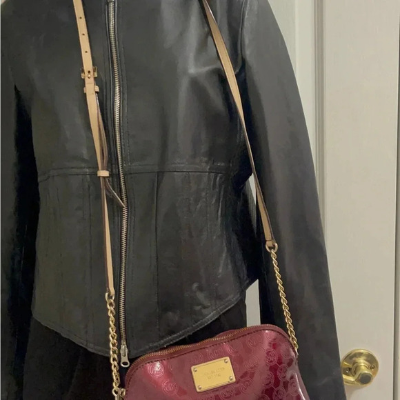 Michael Kors beautiful burgundy, colored Crossbody bag patent with half chain. - Picture 13 of 15